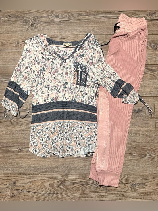Pants - Medium flowy boho gray pink floral indie preppy core outfit